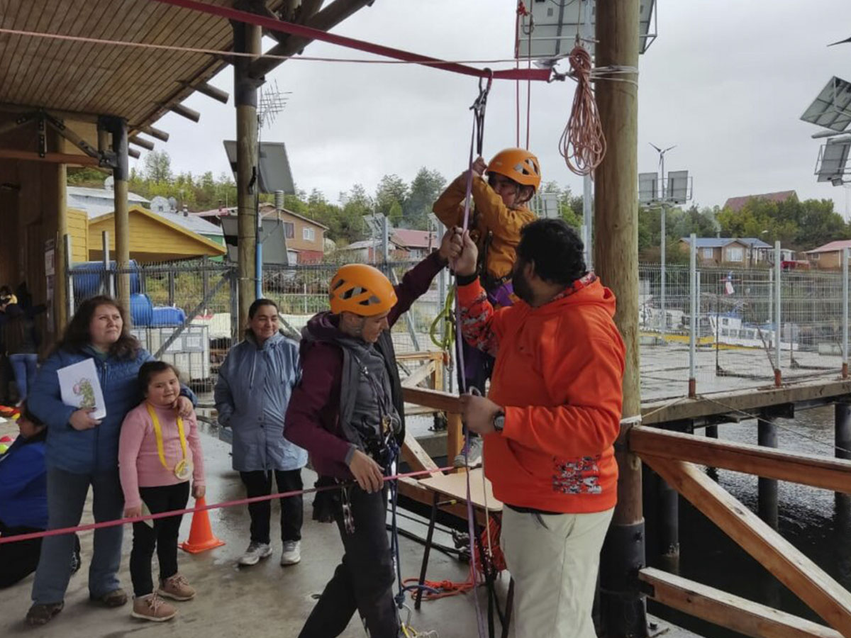 Epaustral potencia instancias de colaboración con comunidad de Puerto Edén