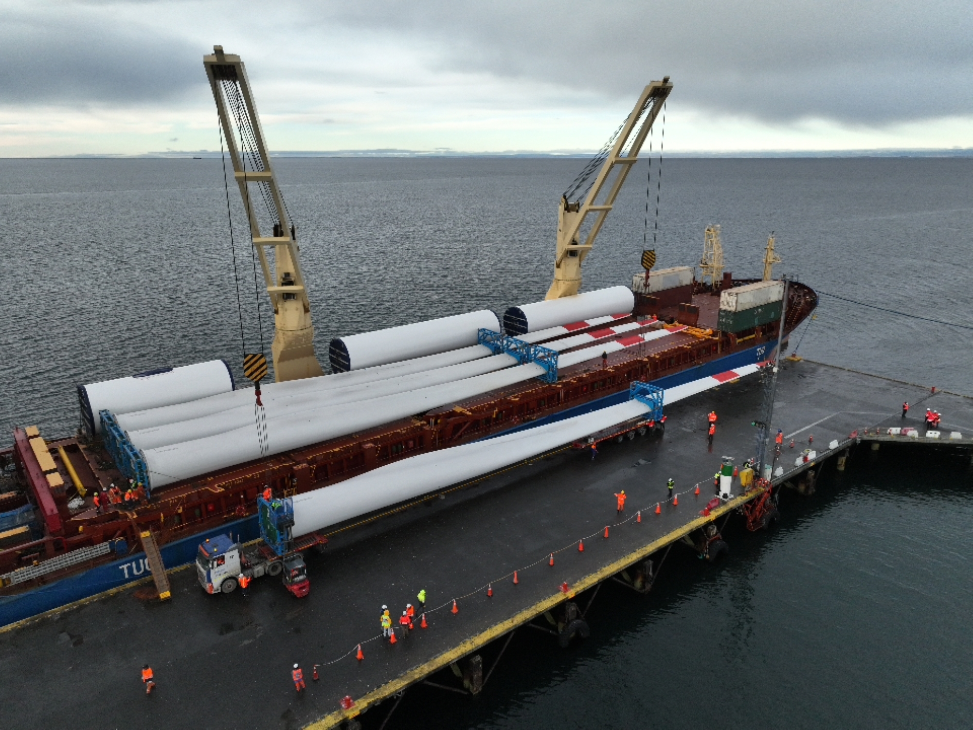 MUELLE MARDONES MUESTRA SUS CAPACIDADES CON LA DESCARGA DE AEROGENERADORES PARA EL PARQUE EÓLICO MÁS AUSTRAL DEL MUNDO