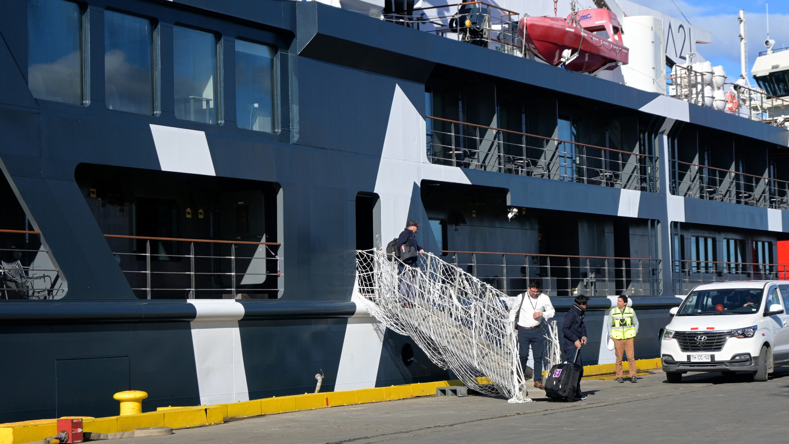 Magellan Explorer en Muelle Prat EPAUSTRAL - Punta Arenas (2)